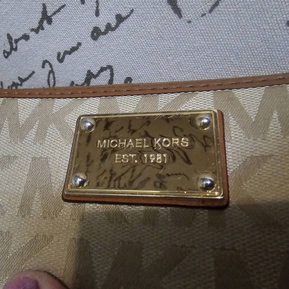 MICHAEL KORS Large Zip Around Wallet GUC - Picture 7 of 15